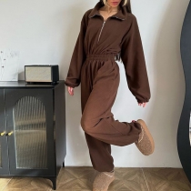 Jumpsuit med långa ärmar, halvöppen front och resårmidja