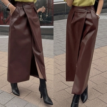 Konstläderkjol med hög midja och sidslits – stilren enfärgad design