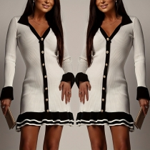 Ribbad klänning med ståkrage, frontknäppning och volangfåll i kontrastfärg