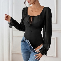 Bodysuit i svart gasbindeväv med lång ärm, fyrkantig framringning och knytbar cut-out-detalj