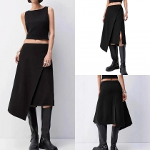 Högmidjad kjol i enfärgad elegant design med asymmetrisk fåll och sidslits