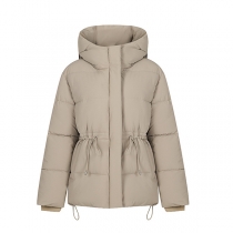 Quiltad kappa – trendig enfärgad långärmad modell med dragkedja framtill och midjedragsko