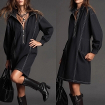 Jeansklänning i gammaltvättad denim med ståkrage, halv dragkedja, långa ärmar, sidofickor och lös passform