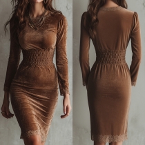 Spets- och sammetsklänning i enfärgad design med rund halsringning, långärmad smockmidja och tajt passform