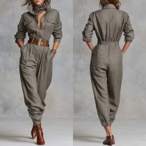 Elegant jumpsuit med ståkrage, långa ärmar och frontknäppning