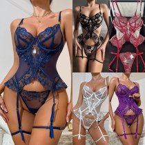 Sexigt 3-delat underklädesset i spets med blommig brodyr och volang