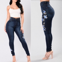 Slim fit-jeans med hög midja och blommig brodyr