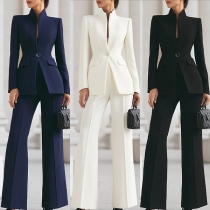 Tvådelad enfärgad kostym med kavaj och matchande byxor i elegant stil