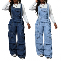 Trendig gammaltvättad denim-jumpsuit med hängslen, raka ben och flera påsydda fickor