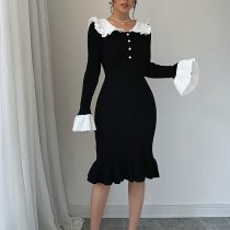 Trendig långärmad klänning med volangkrage i kontrast och pärlribbad yta