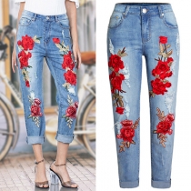 Vintageinspirerade jeans med blommigt broderi och slitna detaljer