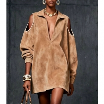 Trendig miniklänning med ståkrage, V-ringad öppen axel och långa ärmar