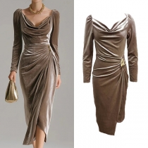 Sammetsblus med draperad fyrkantig ringning, långa ärmar, sidospänne och rynkad slits