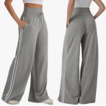 Joggerbyxor med hög midja, dragsko och sidorandigt mönster – avslappnad passform