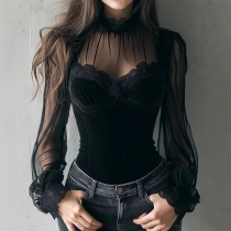 Vintage spetsblus med rund hals och luftiga infällningar, långärmad