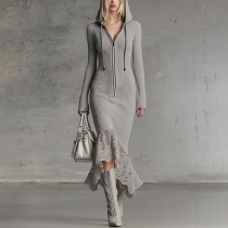 Damklänning ribbad med huva och dragsko – V-ringad långärmad modell med spetsdetaljer, skarvad fåll och halvdragkedja