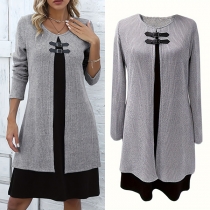 Damtop med rund halsringning, långa ärmar och kontrasterande spänne fram