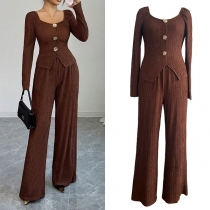 Trendigt tvådelat set i texturerat material – skjorta med rosformade knappar och raka byxor