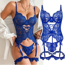 Tvådelat spetsset med broderat blommönster, snörning, rosett och volang – sexigt underklädesset