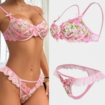 Underklädesset i spets – sexigt tvådelat set med blommigt broderi, korsvis knytning och volang