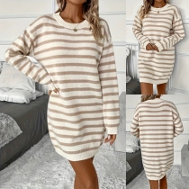 Damtröjklänning – trendig randig stickad modell med kontrasterande färger och rund hals, långärmad