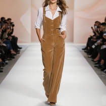 Trendig damjumpsuit i manchester med rak passform och knäppning fram, justerbara axelband och strumpeband