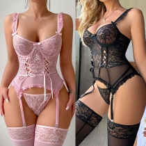 Sexigt set med hjärtformad urringning, volangdetaljer och snörning