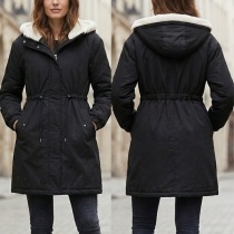 Varm plyschjacka med huva, dragsko i midjan, sidofickor och långa ärmar