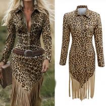 Leopardmönstrad klänning med halvdragkedja, V-ringning, långärmad och tofsad fåll