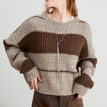 Stickad damtröja i kontrastfärg med rund hals och fladdermusärm – trendig modell