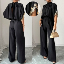 Jumpsuit med hög hals och spetsdetaljer, kortärmad, rak skärning