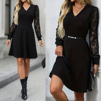 Spetsklänning med V-ringning och hög midja, långärmad och mönstrad med dekorativa sömmar