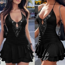 Festklänning med halterneck, utskurna detaljer framtill och strass, rynkad volang och elegant fåll