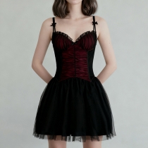 Volangklänning i rynkad gasväv med hjärtformad urringning och skarvade volanger