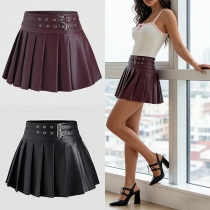 Modernt plisserad minikjol i konstläder med två spännen