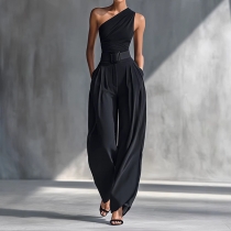 Modernt tvådelat set med asymmetrisk off-shoulder topp och vida byxor med bälte