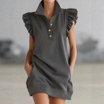 Moderiktig ärmlös miniklänning med volang, V-ringning, krage med knappar och sidofickor