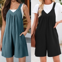 Trendigt enfärgat jumpsuit med V-ringning och sidfickor