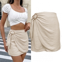 Trendig högmidjad omlottkjol med asymmetrisk fåll