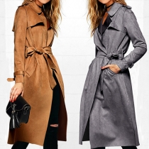 Moderiktig trenchcoat i mockaimitation med slag, midjeband och långa ärmar