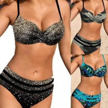 Sexigt bikiniset i kamouflagetryck med hög midja