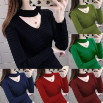Enfärgad stickad topp med långärmad choker och V-ringning
