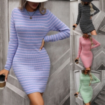 Sexig randig klänning med off-shoulder snitt, båthals och långa ärmar i Slim Fit