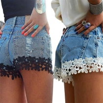 Höga midje shorts i jeans med spetsdetaljer