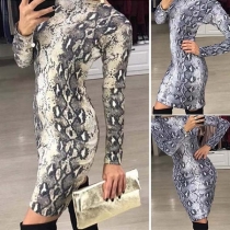 Moderiktig långärmad ormskinnsmönstrad klänning med rund hals och Slim Fit