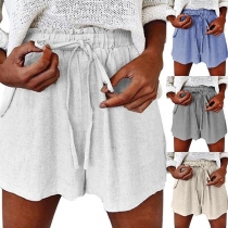 Casual shorts i enfärgad design med dragsko i midjan
