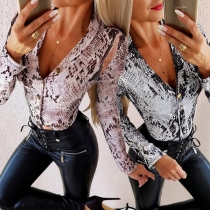 Sexig långärmad body med V-ringning och ormskinnsmönster