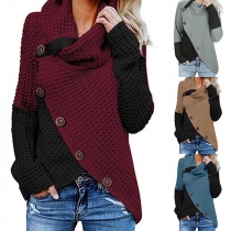 Stickad topp med kontrastfärg, cowl neck och oregelbunden fåll, framknäppning