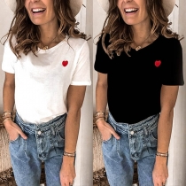 Enkel stil kortärmad T-shirt med rund hals och tryckt hjärta