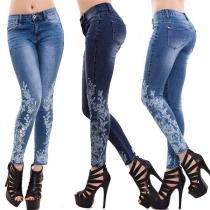 Moderiktiga slim fit jeans med hög midja och spetsdetaljer